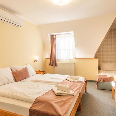 Regia Panzio Bed & Breakfast Halaszi Exterior photo