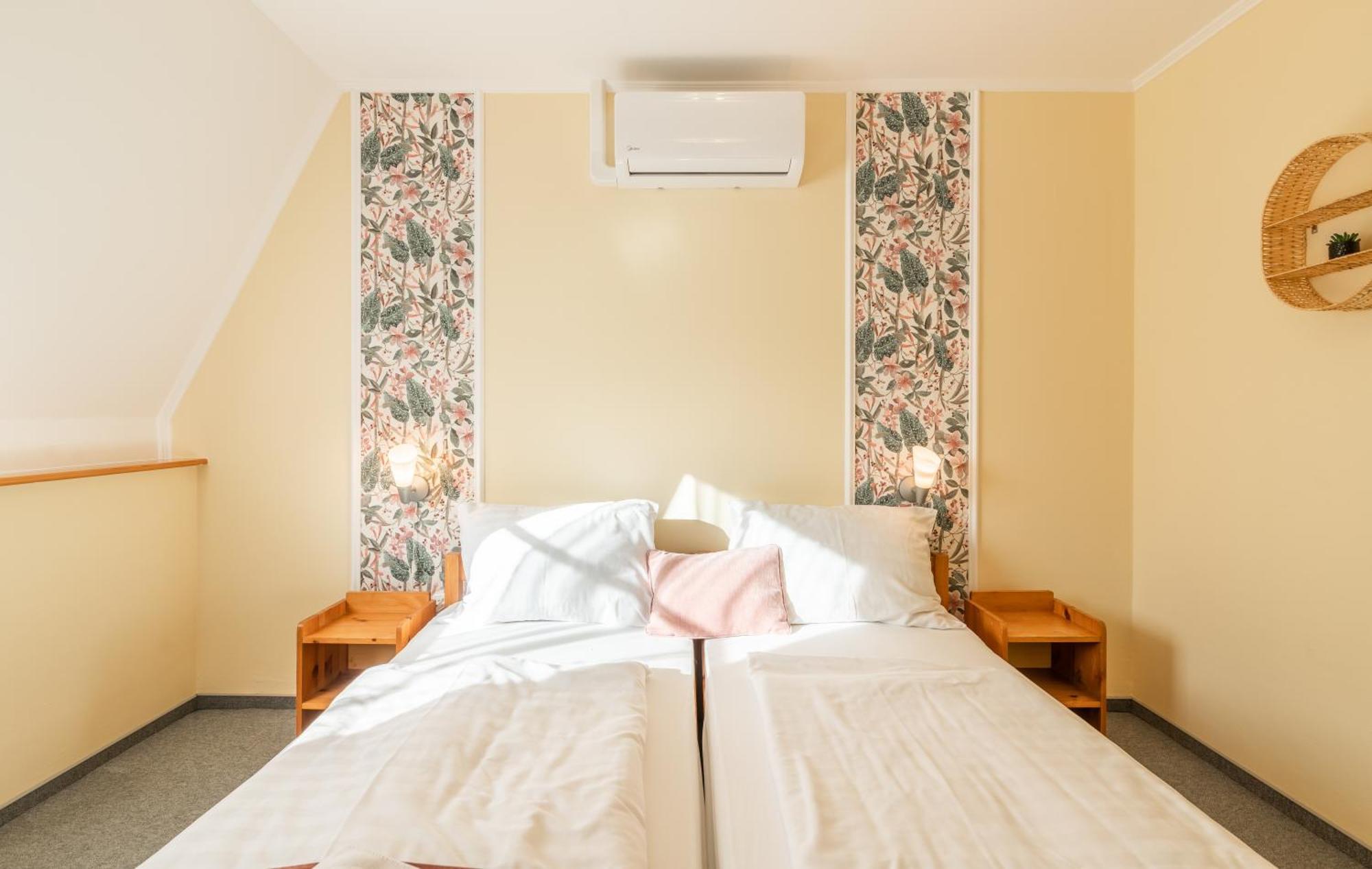Regia Panzio Bed & Breakfast Halaszi Exterior photo