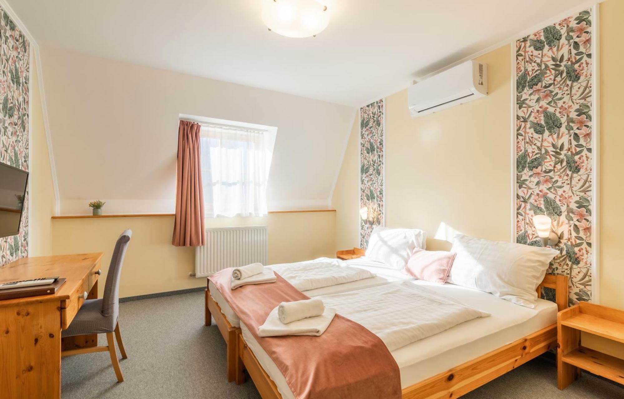 Regia Panzio Bed & Breakfast Halaszi Exterior photo