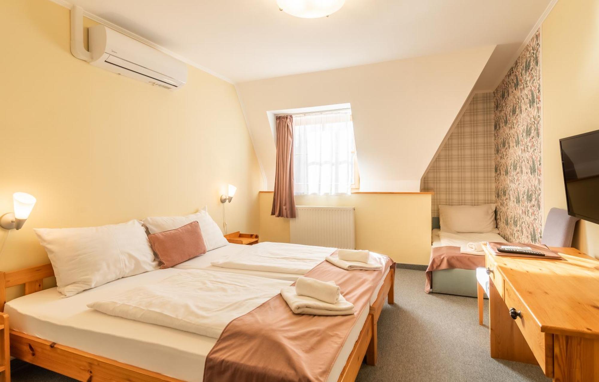 Regia Panzio Bed & Breakfast Halaszi Exterior photo