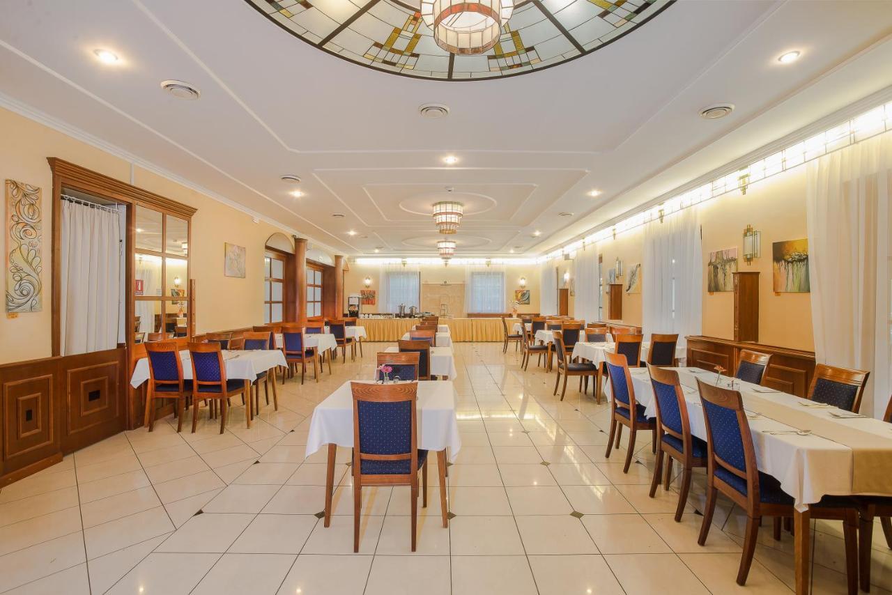 Regia Panzio Bed & Breakfast Halaszi Exterior photo